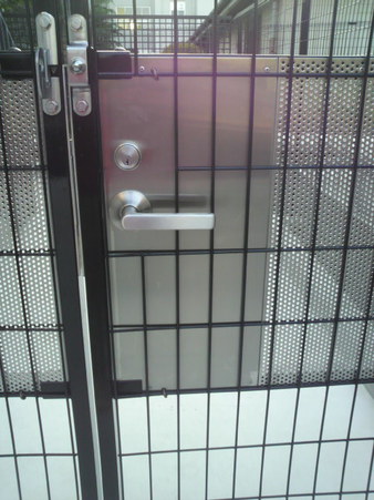 フェンスドアへの自動施錠型錠前の取付工事