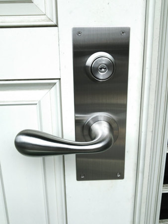 玄関ドア プッシュプル錠をレバーハンドル錠に取替え